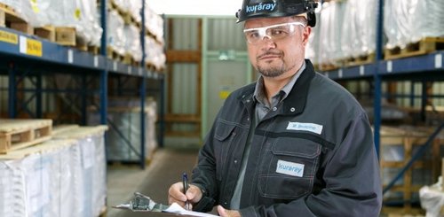 Kuraray-Mitarbeiter mit Spezialbrille und Klemmbrett im Lager des Industrieparks Höchst in Frankfurt.