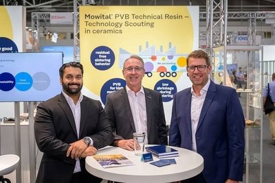 Das Team der technischen Harze von Mowital® Polyvinylbutyral (PVB) auf dem Messestand der Ceramitec 2022.