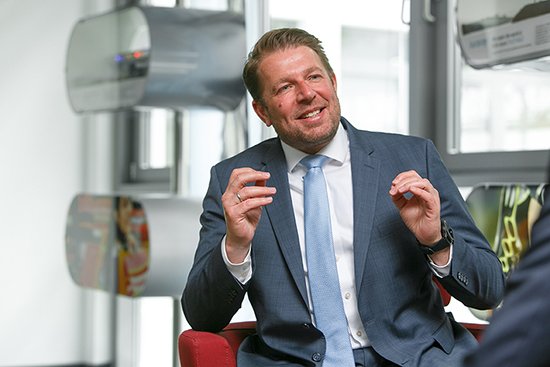 Herr Jörg Bruss, Direktor, Global Business – PVB Technical Resin 