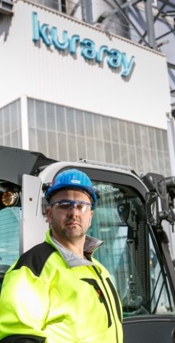 Mitarbeiter der Kuraray Europe GmbH mit gelber Jacke und blauem Schutzhelm.