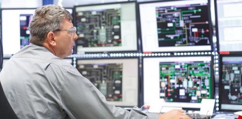 Mowital employees working in front of screens.