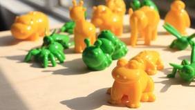 Tierfiguren aus dem 3D-Druck in verschiedenen Farben wie gelb und grün