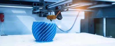 3D-Druckfilamente - Glänzende Produkte mit Mowital® 3D-Druckfilamente | Blauer Topf in Produktion
