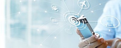 Presseausschnitte zu Mowital® Hände, die ein technisches Gerät halten und eine Zielscheibe als Grafik.