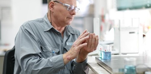 Employee during the production of the technical PVB resin Mowital®.