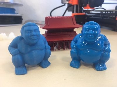 3D printing results. Two blue sumo wrestlers.