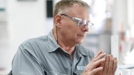 Mitarbeiter bei der Produktion von MOWITAL® PVB (polyvinylbutyral)