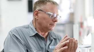 MOWITAL® employees during the production of PVB (polyvinyl butyral)