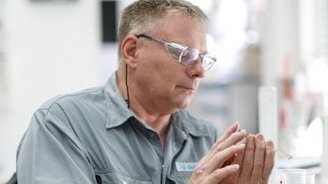 Eindrücke von der Produktion von PVB (polyvinylbutyral) Mitarbeiter bei der Produktion von MOWITAL® PVB (polyvinylbutyral)