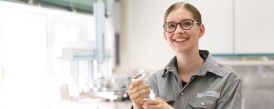 Verlassen Sie sich auf unsere Erfahrung für Ihren Fortschritt. Mitarbeiterin des Forschungs- und Entwicklungsteams von Mowital